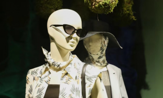 How does a group of mannequins overcome the harsh cold to the summer?